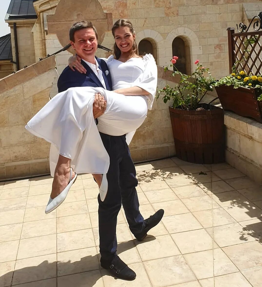 Жена наоборот. Жена наоборот. Жена дмитрия комарова мир наизнанку. Жена дмитрия комарова. Жена наоборот.