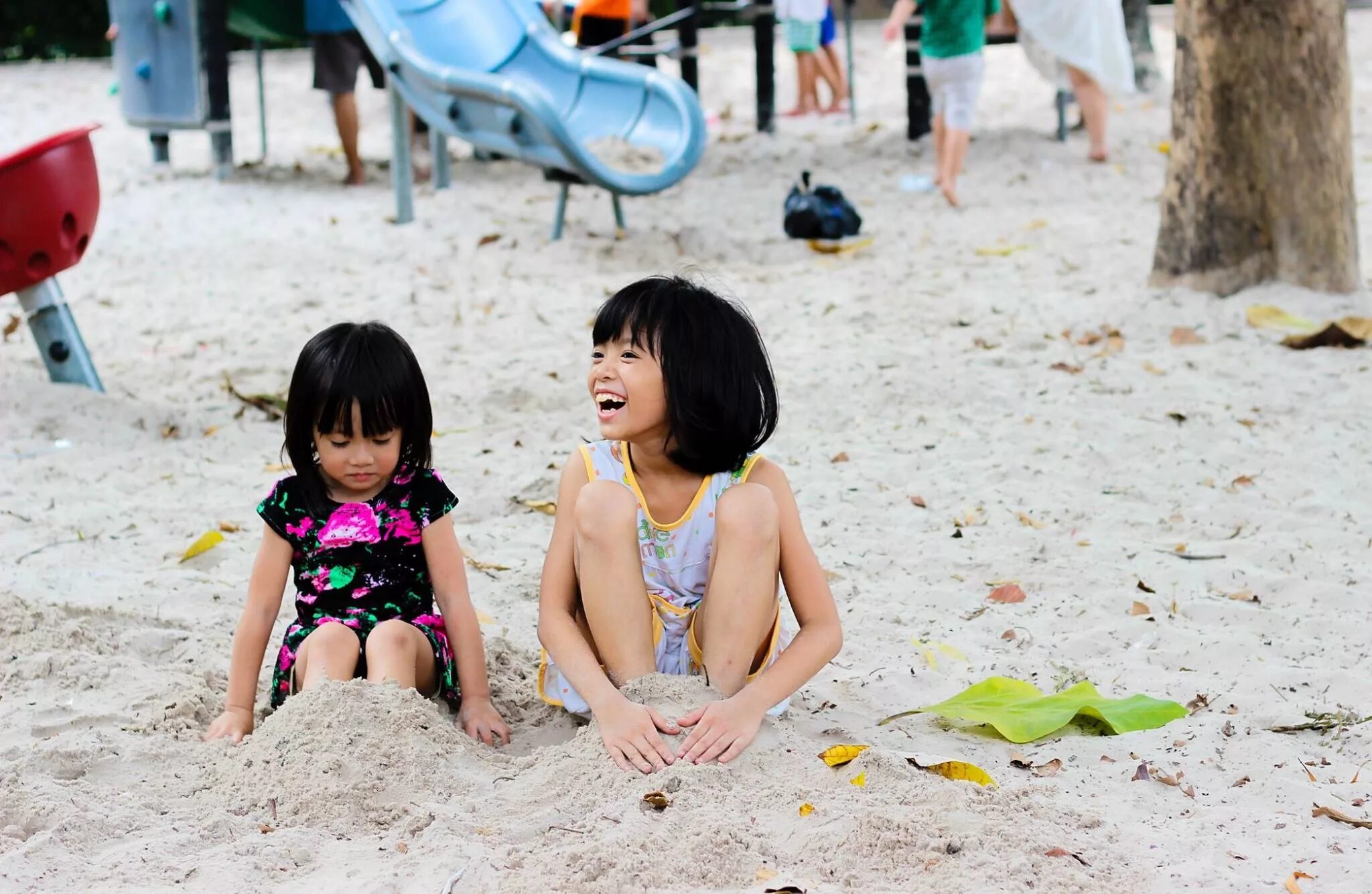 Детишки на пляже. Японские дети на море. Дети на море. Дети на море топлесс.