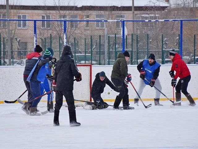 Южноуральск футбол. Стадион Южноуральск. Каток на стадионе Южноуральска. Южноуральск зимой спортивный. Стадион Южноуральск 2022.