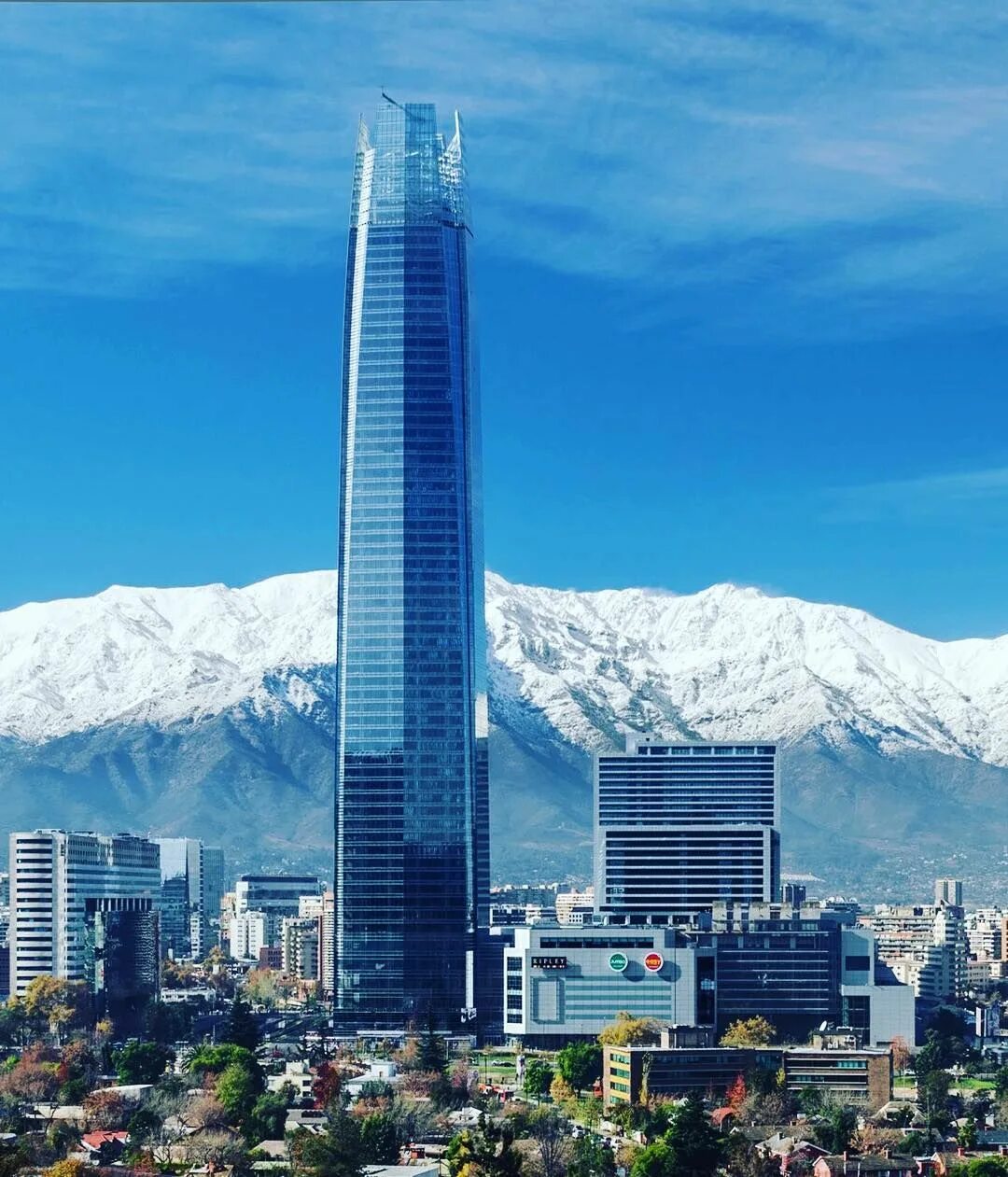 Небоскреб столица. Сантьяго Чили. Сантьяго небоскребы. Столица Чили. Сантьяго Чили достопримечательности.