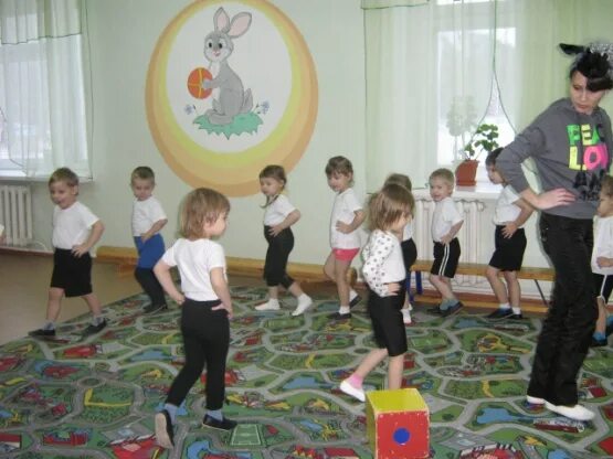Гимнастика в детском саду. Утренняя гимнастика для средней группы детского сада. Физкультурное занятие в младшей группе. Физкультура в детском саду. Сюжетные утренние гимнастики