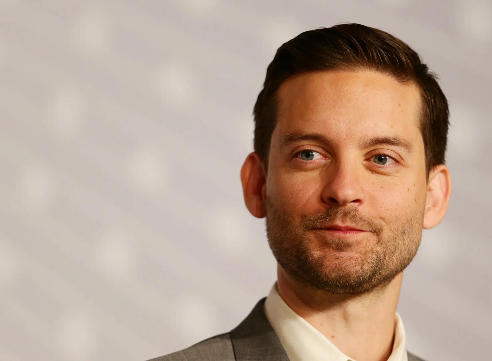 Тоби магуайр 2025 как выглядит Tobey Maguire Lists Undeveloped Plot of Land in Brentwood for Whopping $14.25 Mi
