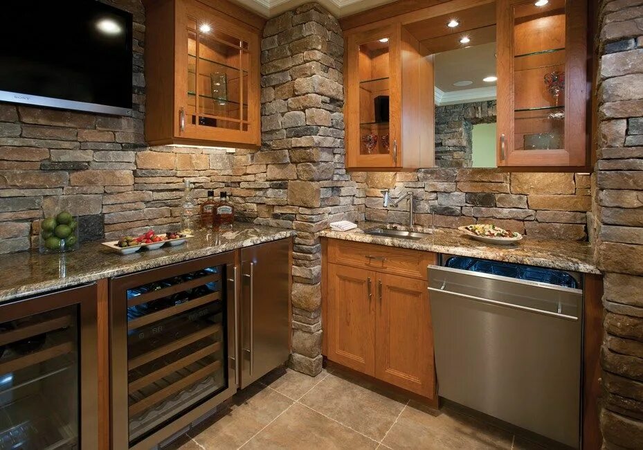 Кухня stone. Каменная плитка на кухню. Каменная стена на кухне. Отделка кухни искусственным камнем. Кухня под камень.