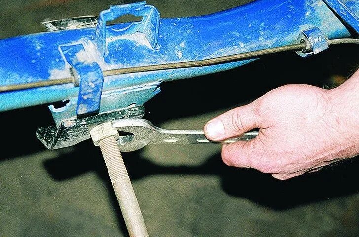 Кронштейн колпаков волга. Крепление колпаков газ 3110. Кронштейн крепления балки 3110. Болты глушителя газ 3110. Козырька волга,газель.