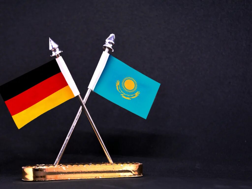 Германия для казахстанцев. Германия Казахстан. Флаг Казахстана и Германии. Казахи в Германии. Немцы в Казахстане флаг.