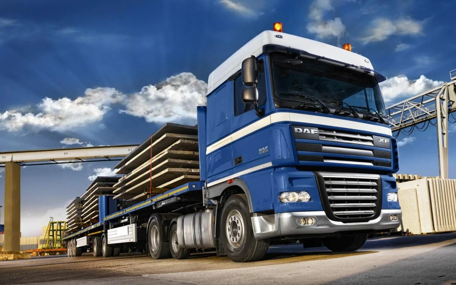 Truck DAF XF 105. DAF XF 105 длинномер. Даф 105 негабарит. DAF XF 105 синий.