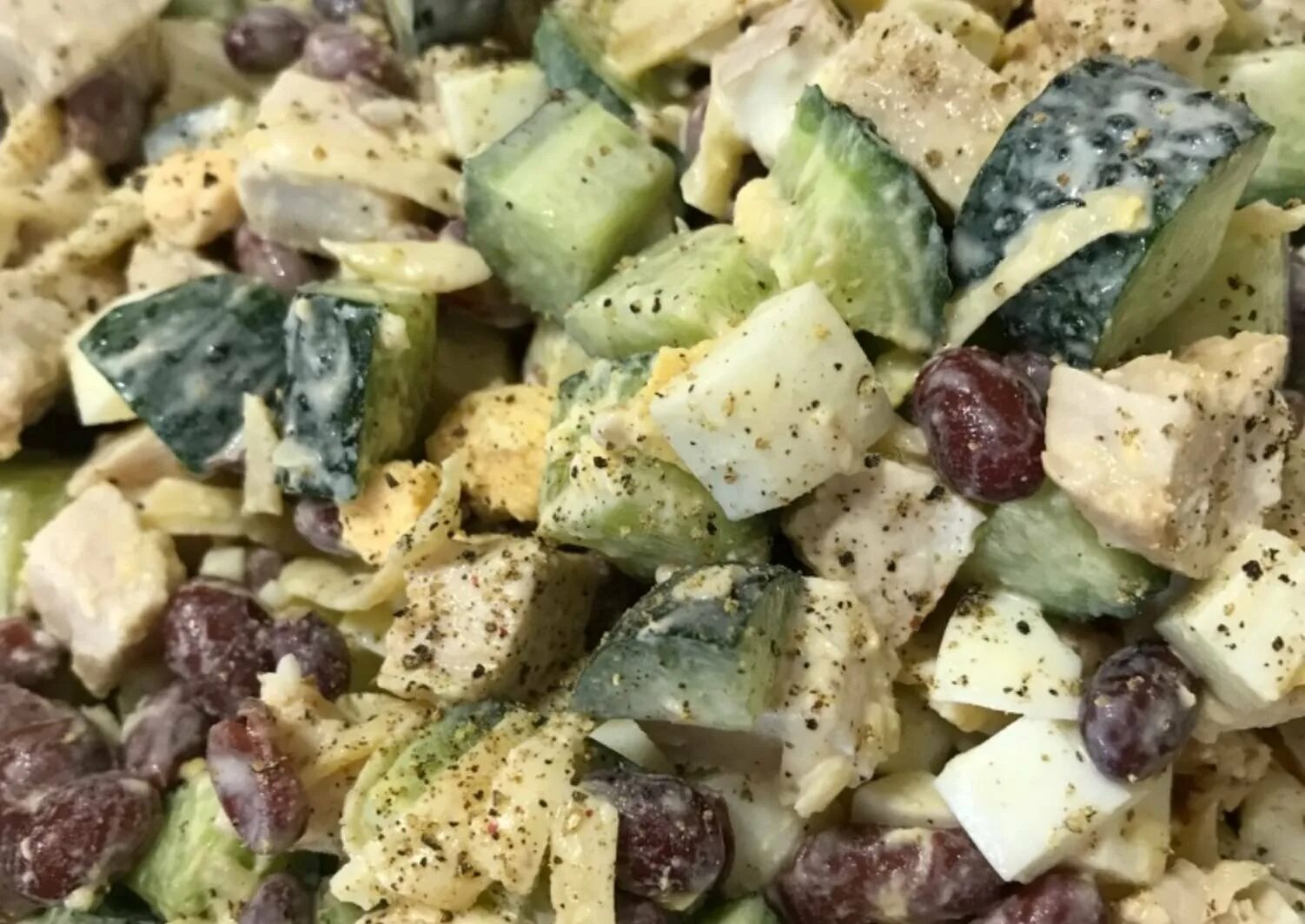 Курица фасоль соленый огурец. Салат с фасолью и огурцом. салат с фасолью и солеными огурцами. салат с фасолью и огурцами свежими. салат из фасоли и огурцов.
