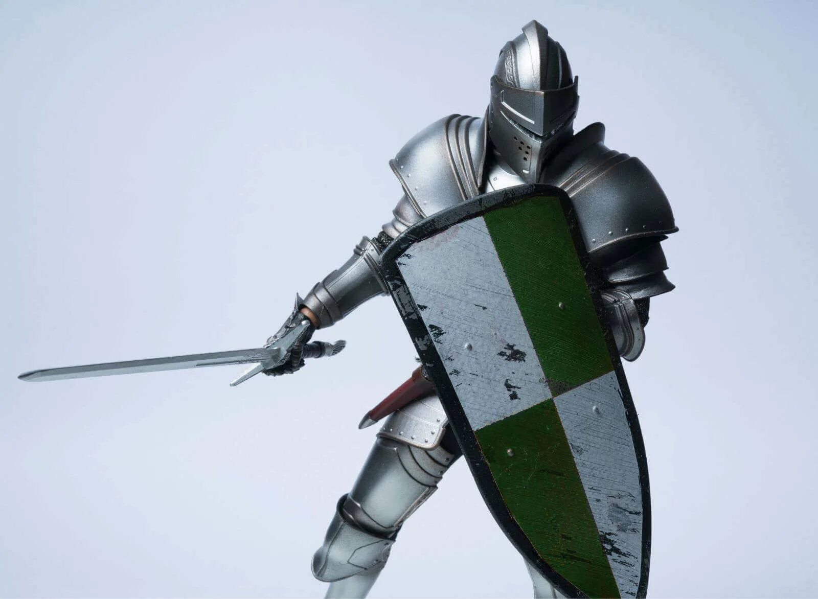 круглый щит. тарч ермак. рыцарь в доспехах с мечом и щитом. архангел михаил серебро подвеска щит. воины нарнии.