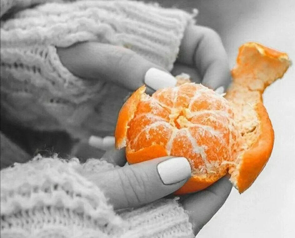 Мандарин в руке. Мандаринка в руках. Девочка с мандаринами. Фотосессия с мандаринами.