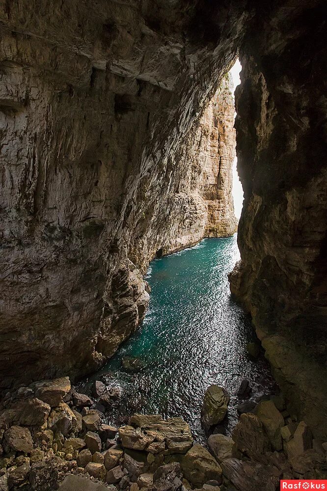 Грот видео. Пещера морганс-кейв. Грот (рельеф). Лазурный грот капри. Грот видео.