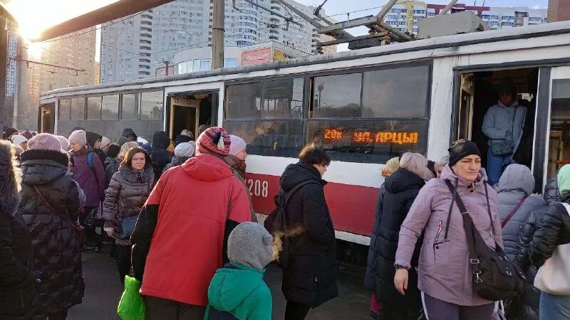 Трамвай битком. Трамвай в городе. Пассажиры в транспорте. Трамваи в Самаре. Народу в дом набилось битком