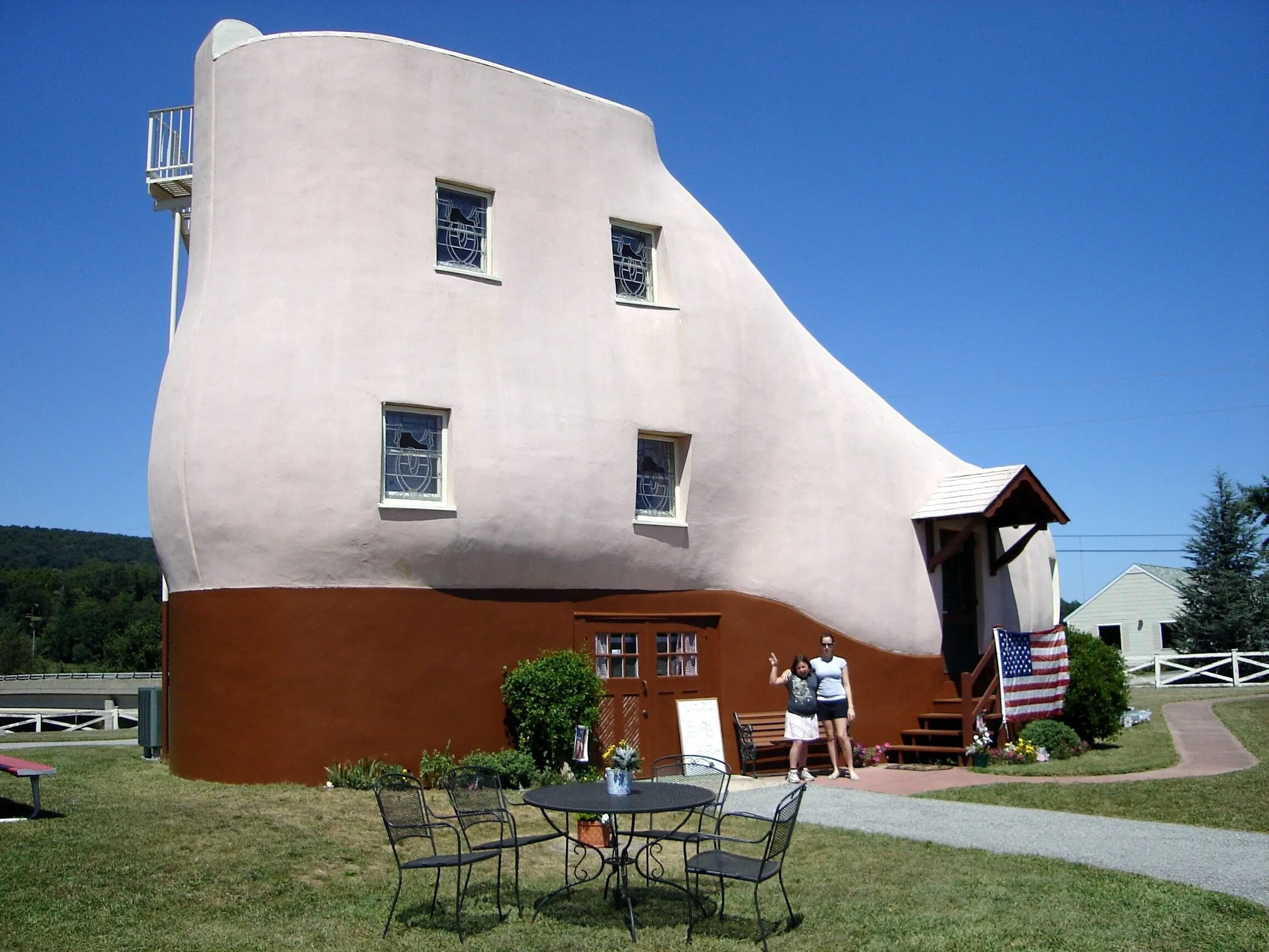 Unusual buildings. Дом-ботинок, штат Пенсильвания, США.. Дом-ботинок Пенсильвания США. Дом ботинок в Пенсильвании.