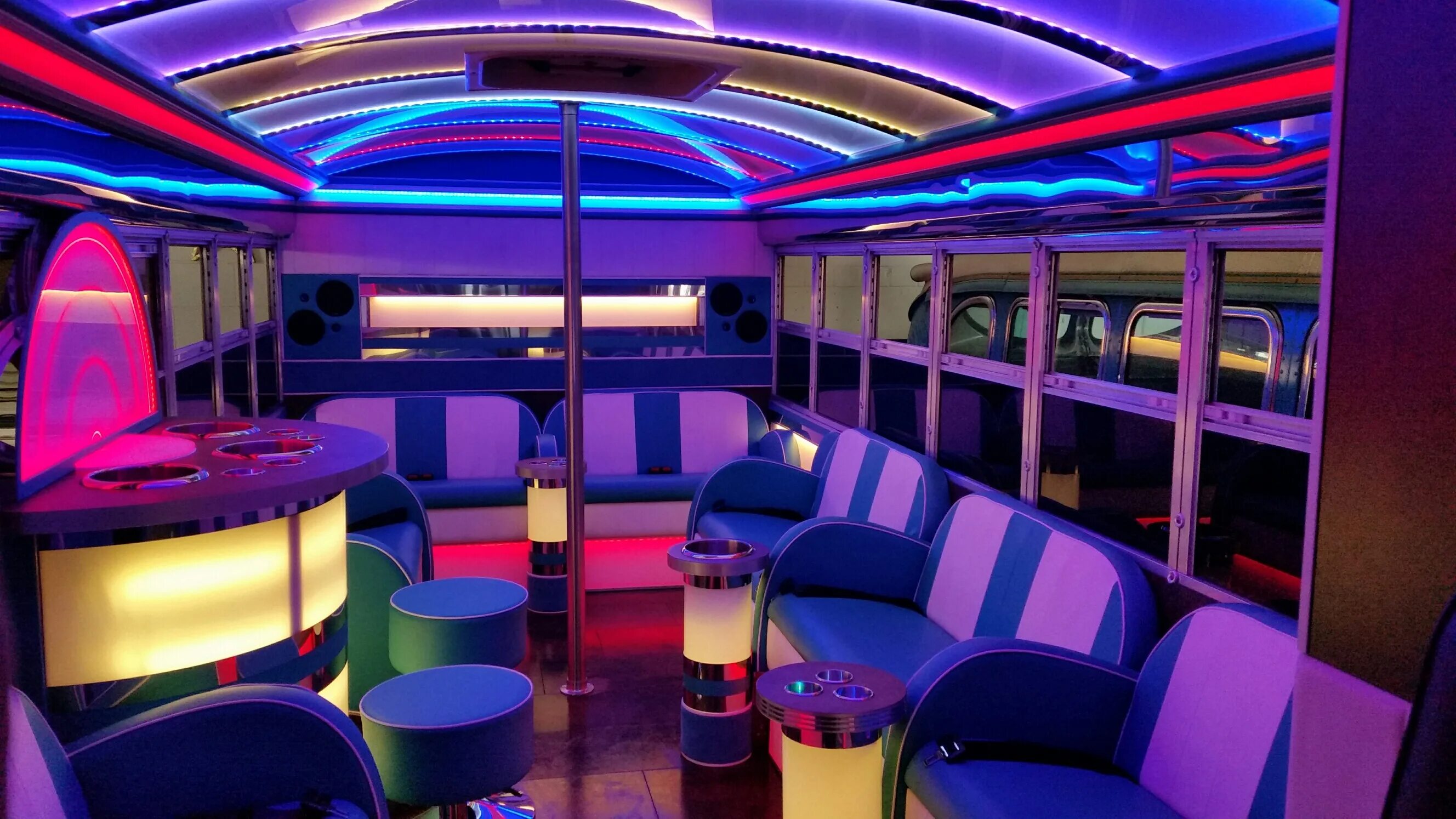 Автобус бас. Патибас. ford transit 1984 патибас. party bus спб. голаз патибас.