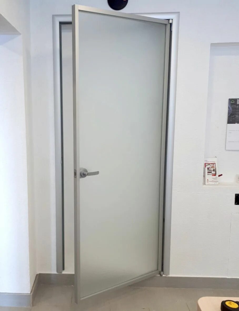 Купить офисные двери. Офисные двери. Дверь в офис. Дверь офисная белая. Офисные двери межкомнатные.