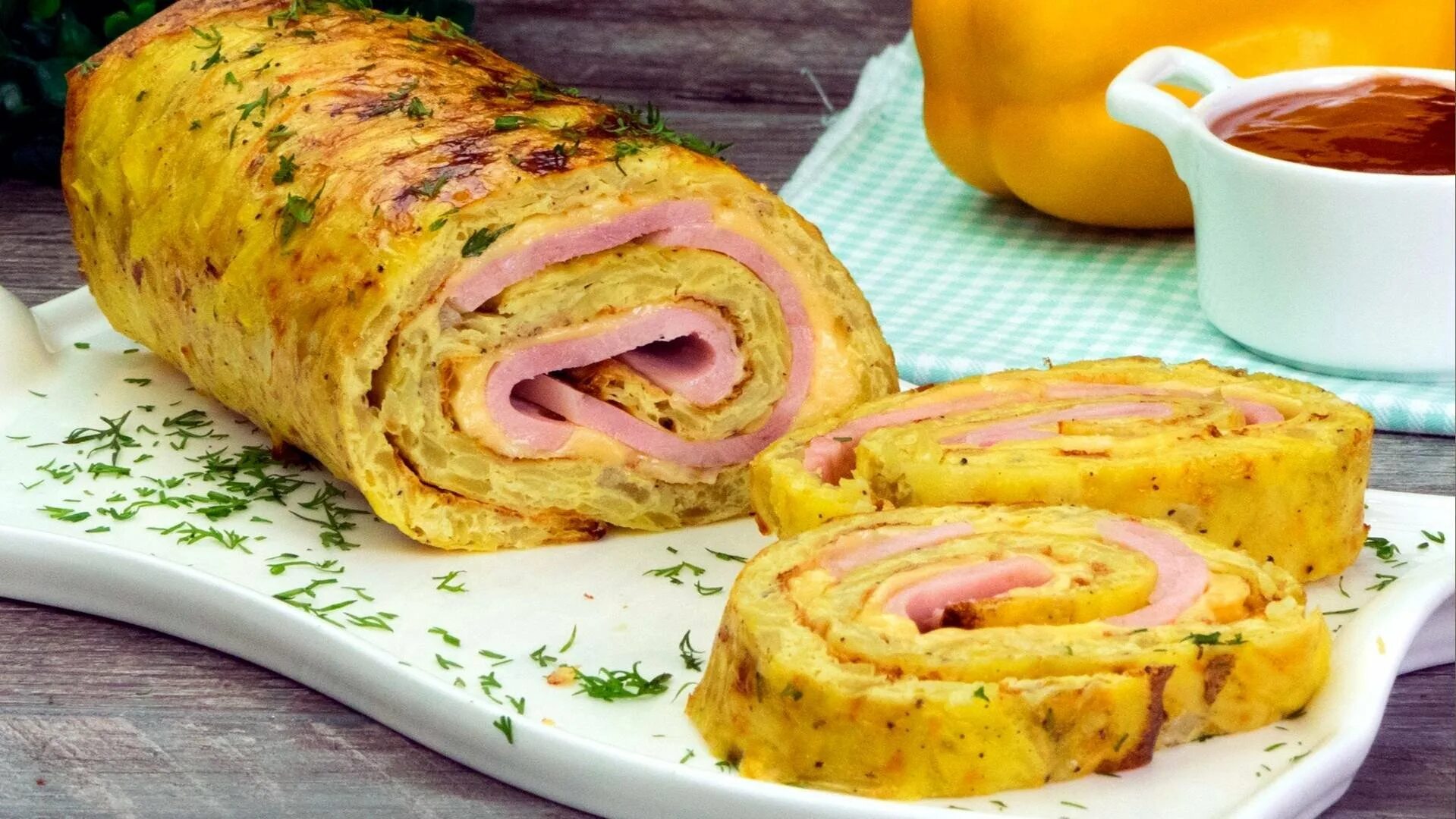 Рулетики из омлета с начинкой. Омлетный рулет закусочный. Стромболи с ветчиной. Рулет с колбасой и яйцами. Рулет с колбасой и яйцами.