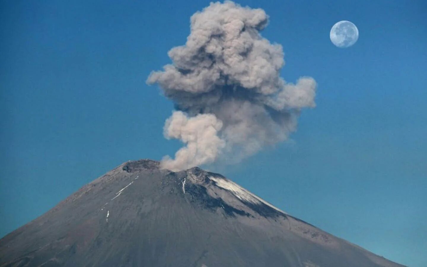 Наивысший вулкан северной америки. Мексика вулкан Попокатепетль. Вулкан Попокатепетль извержение. Мехико вулкан. Вулкан Эль попо.