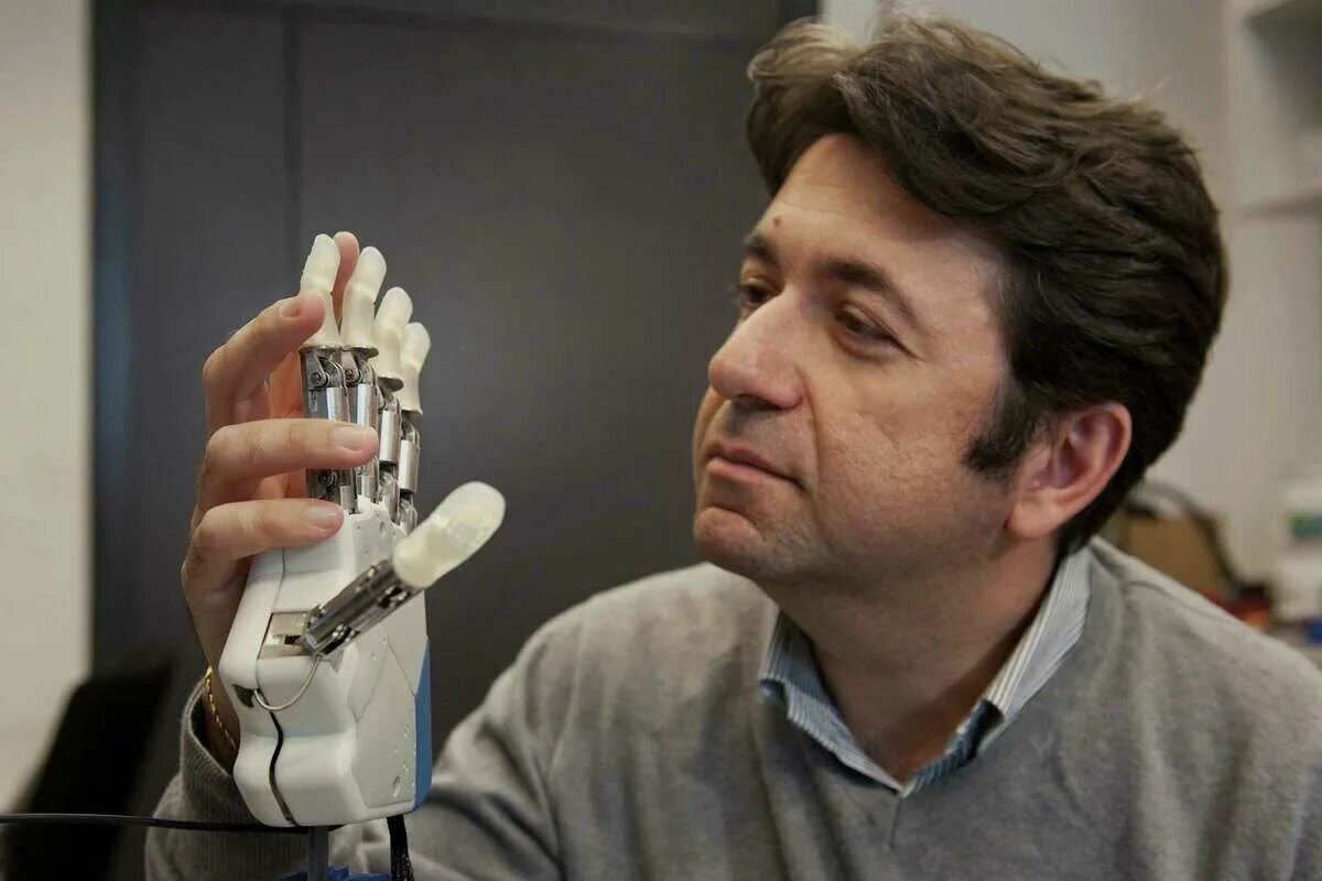 Разработчик киберпротезов и имплантатов. Протез руки. Бионические протезы. Первый бионический протез.