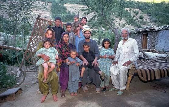 Большая семья афганцев. Афганская семья. Большая афганская семья. Семей афганистан. Семей афганистан.