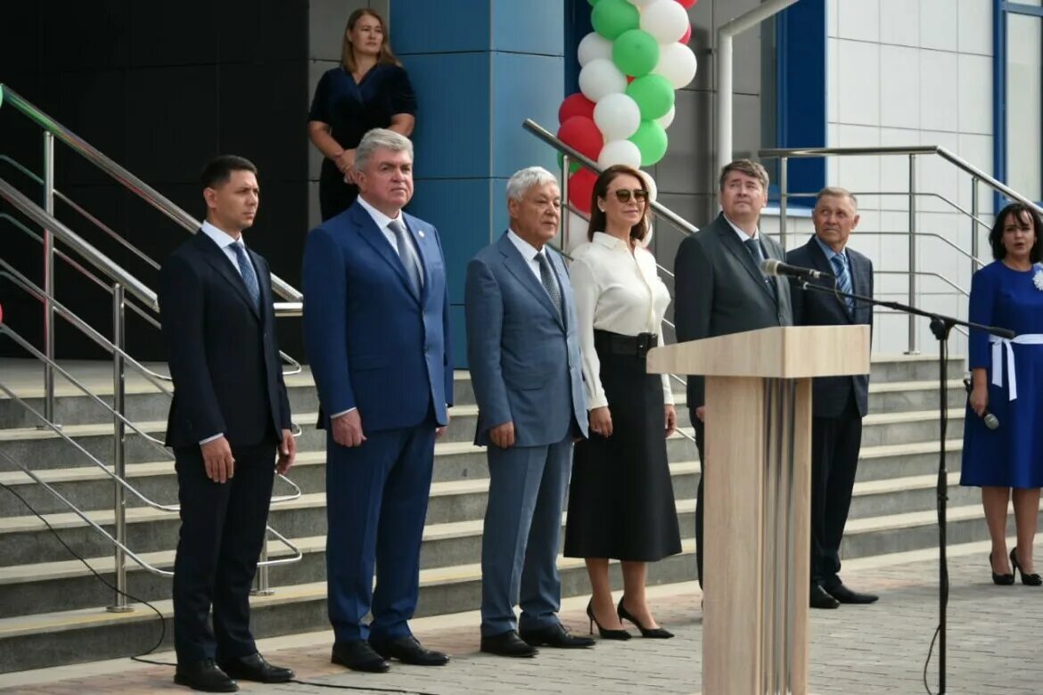 Школа в челнах директор. 62 школа набережные челны. школа в 62 комплексе набережные челны. 62 школа набережные челны форма. челны новая школа.