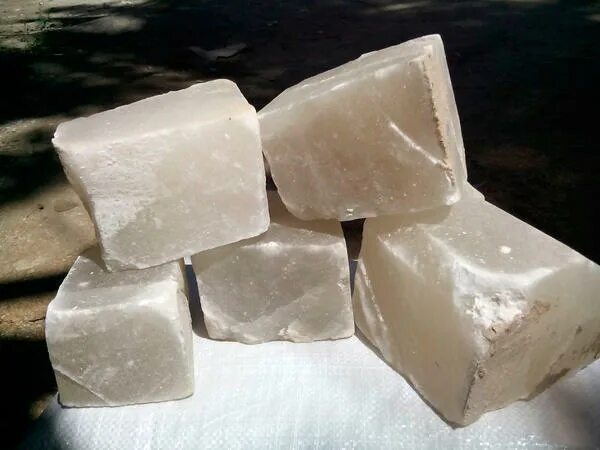 Каменная соль для животных. Сахар в брикетах. Сахар кусковой. Каменный сахар.