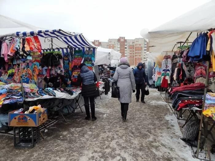 Купить базара в витебске. Картонка на рынке. Рынок зимой. Зимняя одежда рынок. Зимний базар.