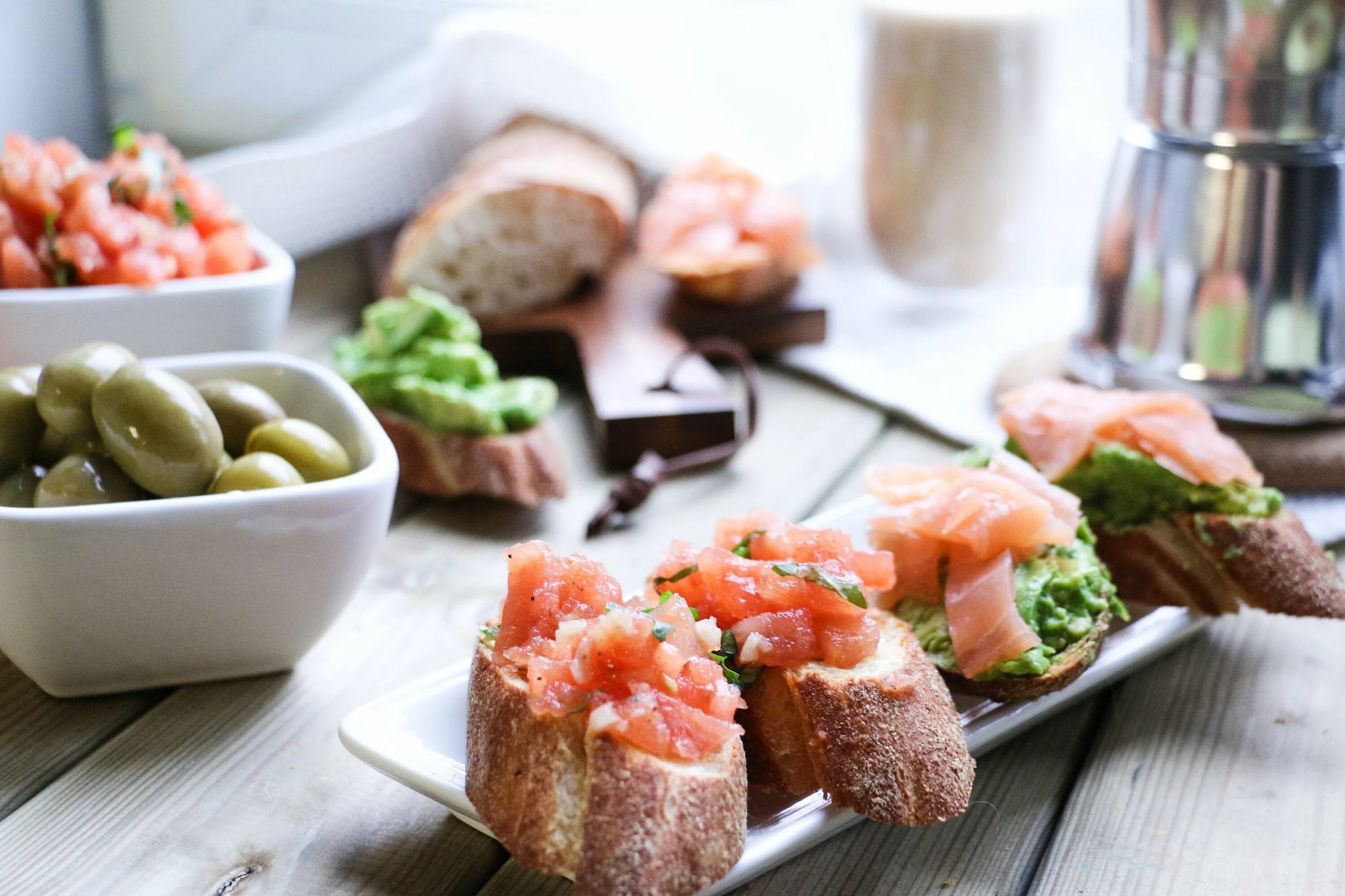 Закуски к вину. Брускетта к вину Bruschetta. Норвежская закуска. Закуска брускетты к красному вину. Закуски к белому вину.