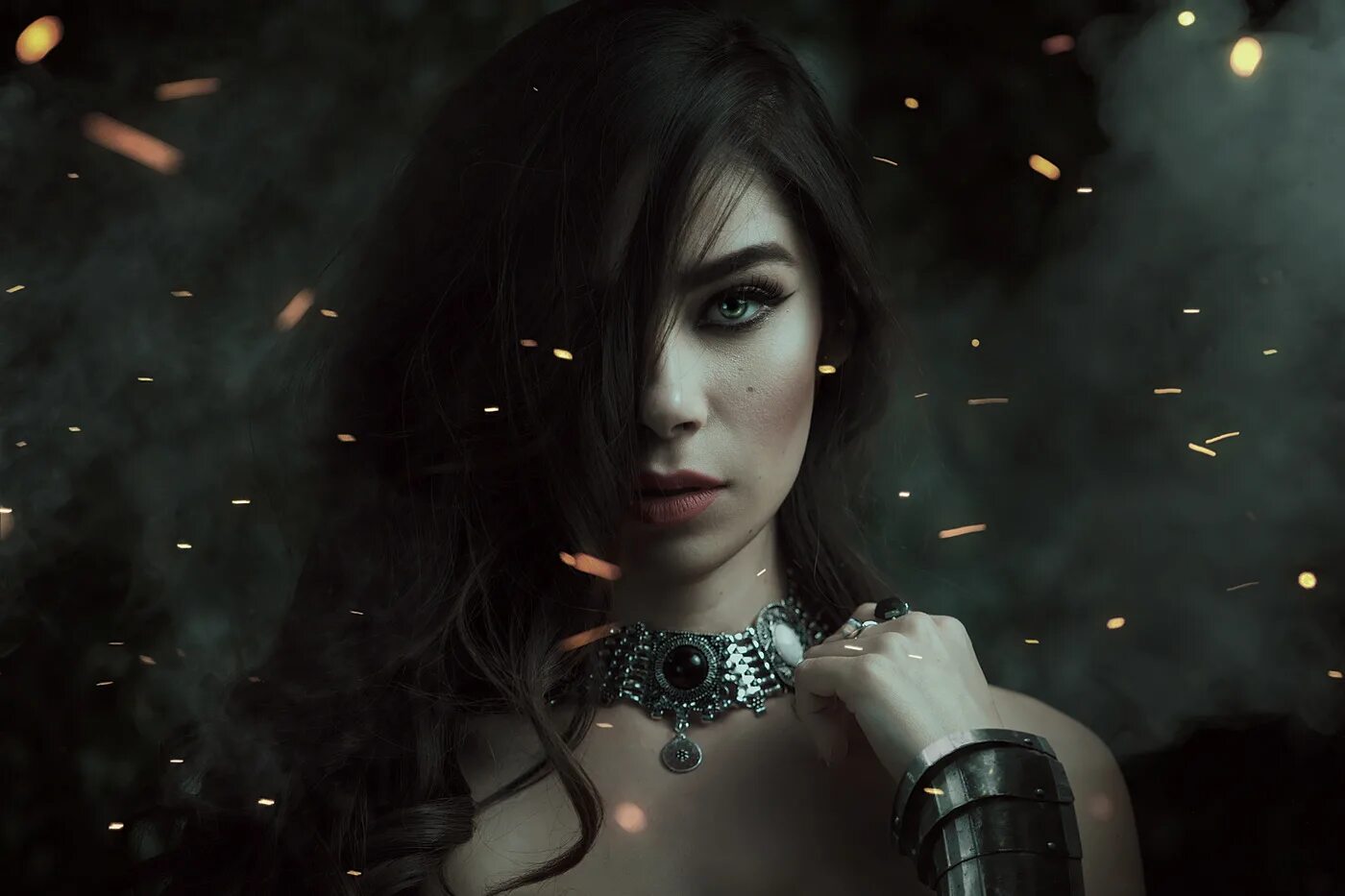 Темная девушка. Техно девушка. Черноволосая женщина. Арт daniel kamarudin. Девушка в черном.