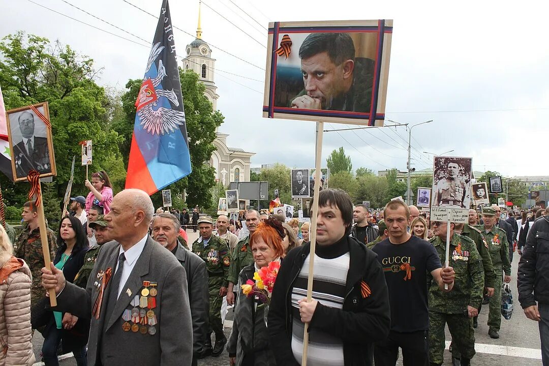 Захарченко батя Бессмертный полк. Захарченко на Бессмертном полку. Бессмертный полк Донецк.