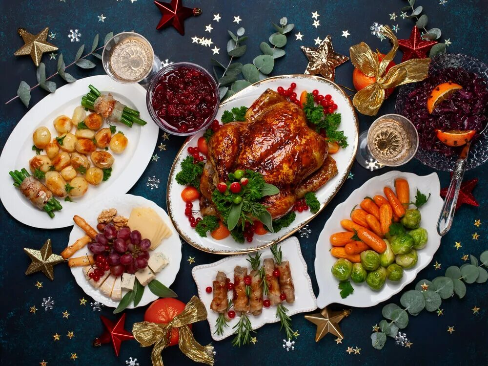 Новогодний стол с едой. Блюда на Рождественский стол. Новогодний стол 2023. Год дракона новогодний стол