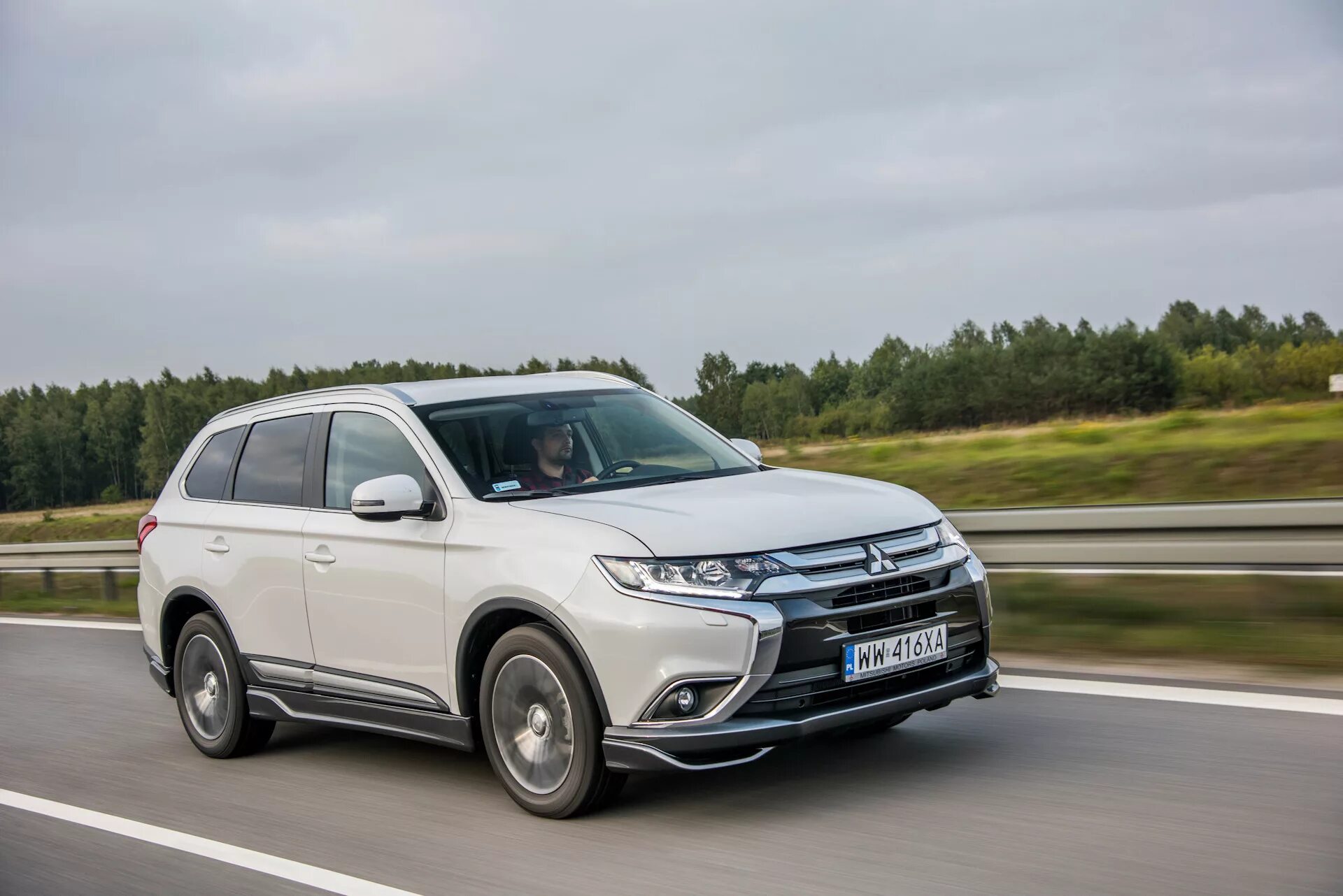 Outlander 2015. Мицубиси Аутлендер 2015. Mitsubishi Outlander 2015-2018. Митсубиси Аутлендер 2016 и 2015. Mitsubishi outlander 2015 год