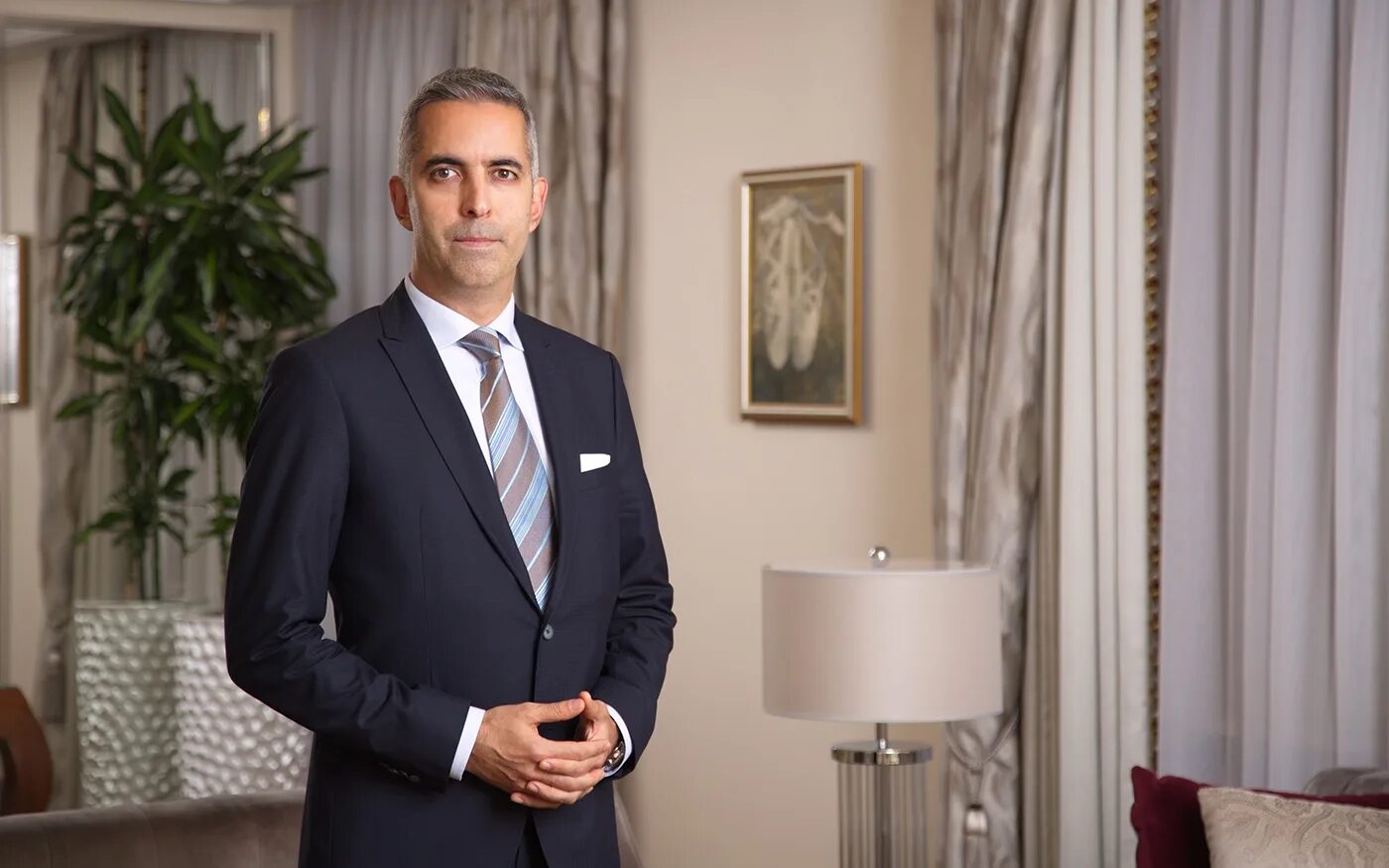 Сотрудники гостиницы. Персонал в отеле. Персонал гостиницы. Консьерж. Девушка на ресепшене отеля.