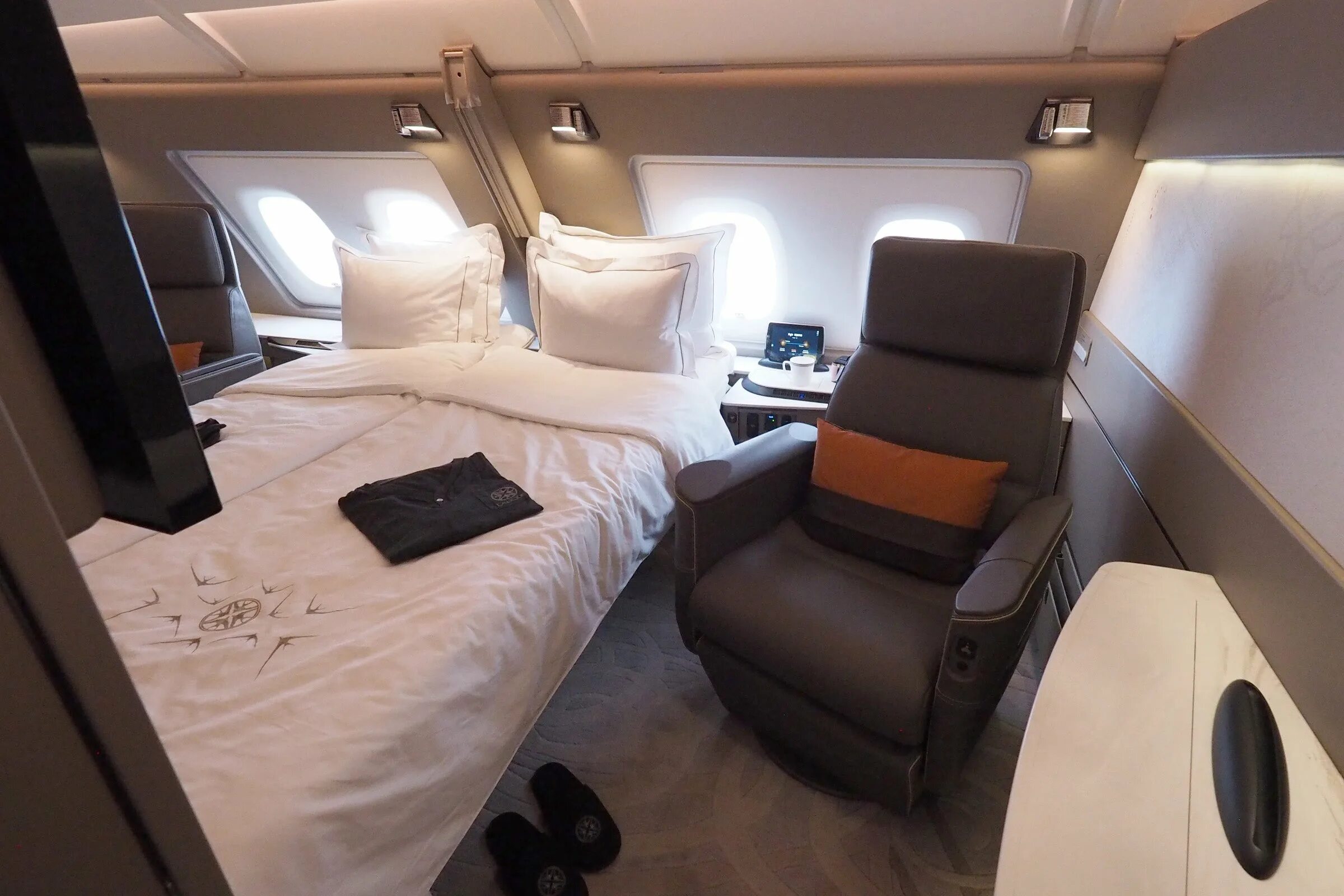 First class купить. Airbus a380 Singapore Airlines первый класс. Singapore Airlines a380 first class. Singapore Airlines a380 первый класс. Singapore Airlines первый класс.