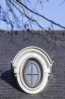 Круглое овальное окно