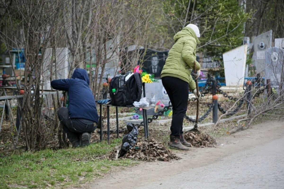 Кладбище. Уборка кладбища на Радоницу. Кладбище фото. Родительский день на кладбище. Радоница 2023 числа