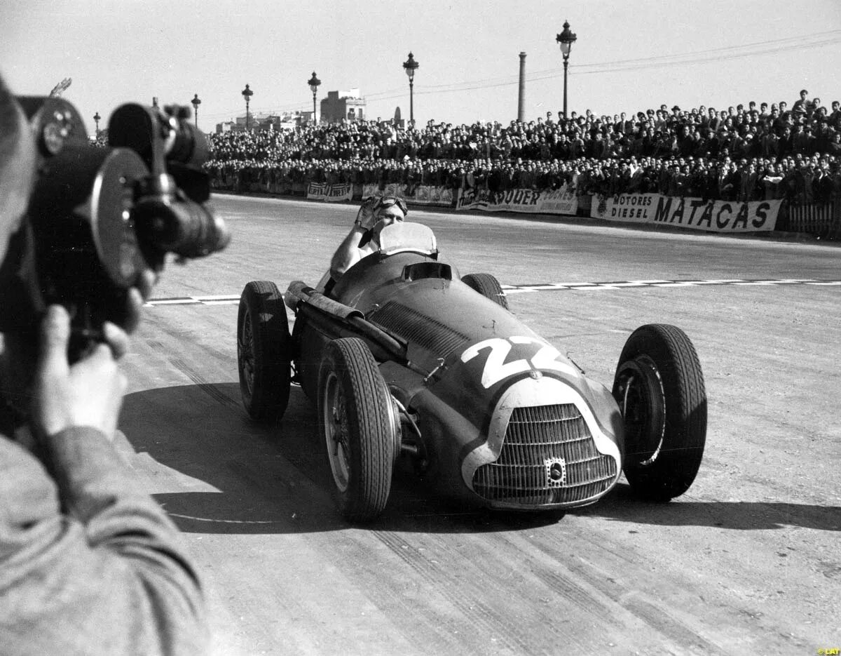 Хуан мануэль фанхио. Хуан Мануэль Фанхио. 1951. Alfa Romeo f1 1951. Хуан-Мануэль Фанхио Maserati 4clt. Фанхио формула 1.