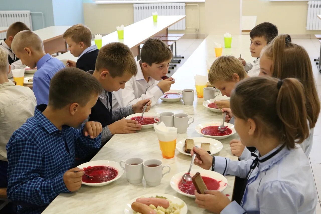 Школьное питание нижний. Школьная еда. Еда в столовой в школе. Качество питания в школьной столовой. Полдник в школьной столовой.