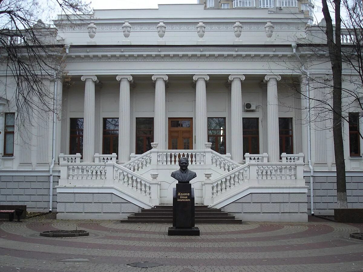 Здание является памятником архитектуры. Особняк парамонова ростов-на-дону. особняк николая парамонова в ростове. здание библиотеки юфу особняк парамонова ул.пушкинская. библиотека юфу (особняк парамонова).