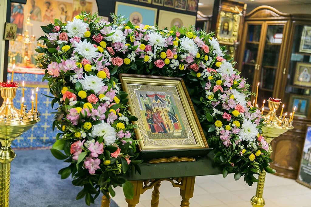 церковная флористика введение во храм пресвятой богородицы. храмовая флористика сретенский монастырь. украшение икон живыми. украшение иконы на пасху. украшение икон живыми цветами.