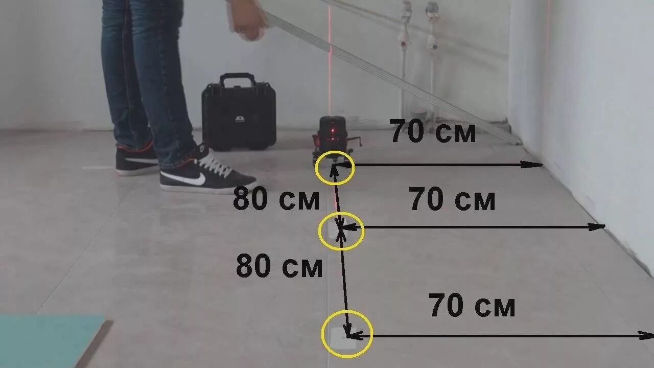 Разметка пола лазерным уровнем. Разметка точечных светильников. Расстояние между точечными светильниками. Разметка потолка лазерным уровнем.