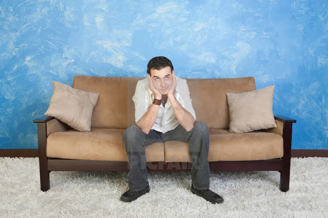 Человек сидит на диване. Джейк джилленхол спит. Мужчина на диване. Александр скарсгард фотосессии в костюме. Мужчина сидит.