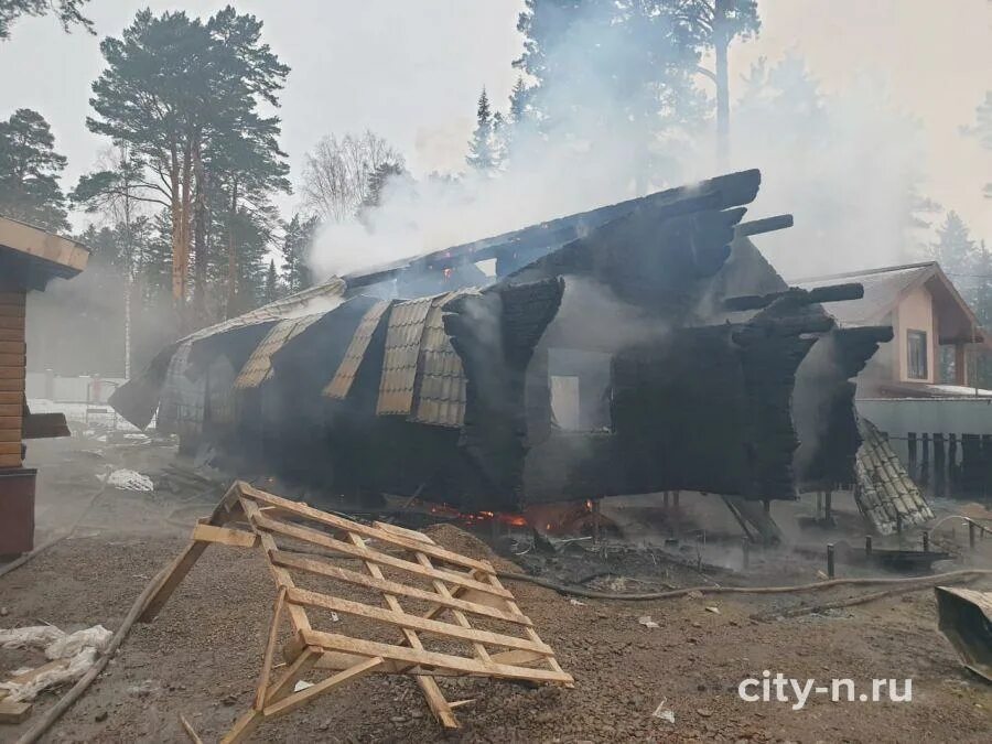 Можно строить дом на месте сгоревшего. Новокузнецк пожар. точилино. в новокузнецке сгорел дом. пожар костенково. пожар в новокузнецке на стройке.