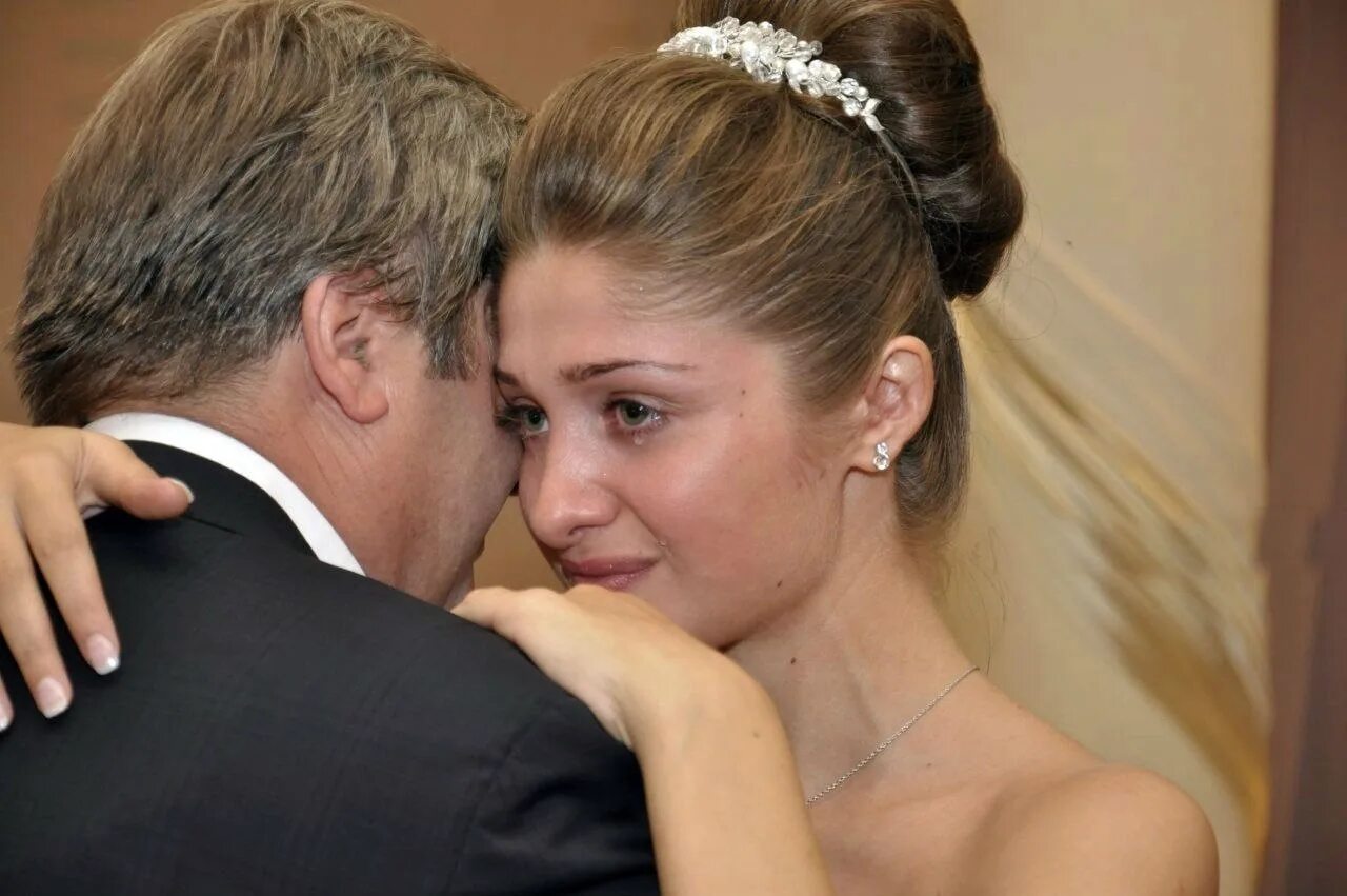 Русская дочери дает отцом. Отец на свадьбе дочери. Невеста плачет на свадьбе. Папа с дочкой на свадьбе. Танец отца и дочери на свадьбе.