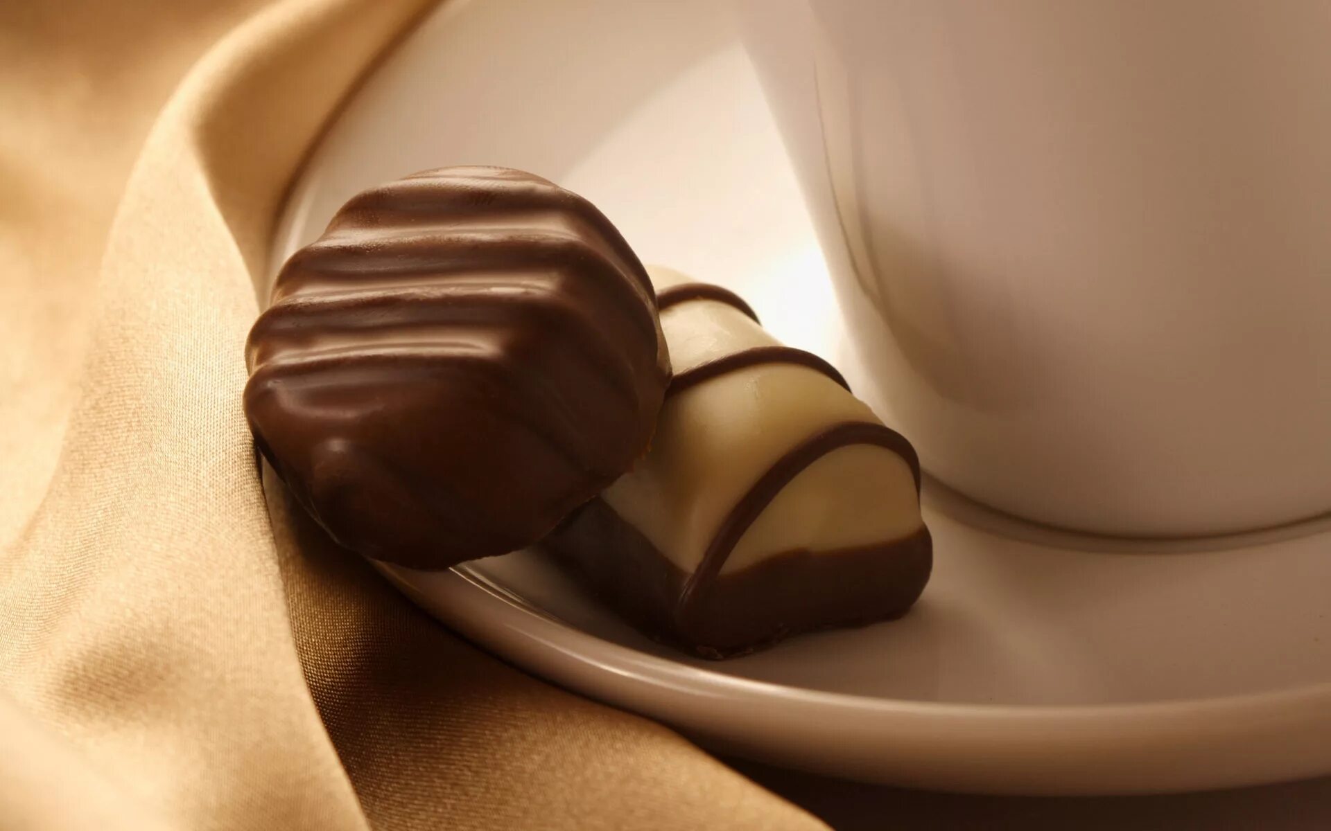 Шоколадные конфеты. Конфеты шоколад. Кофе и шоколад. Кофе с шоколадными конфетами. Сладости тела