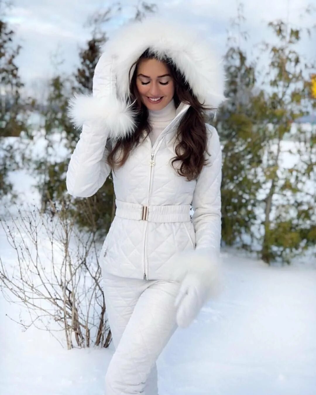 Фото зимнего костюма. Девушка в зимней одежде. Зимние костюмы для женщин. Девушка в зимнем костюме.