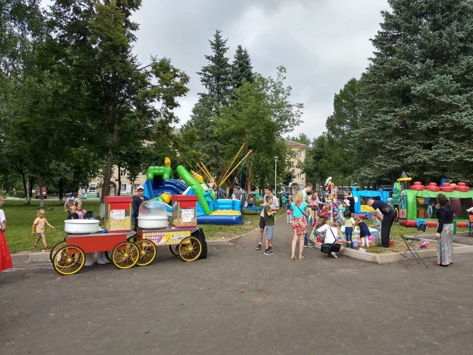 Краснозаводск московская. Площадь у дк радуга краснозаводск. город краснозаводск сергиево-посадский район. краснозаводск парк победы. краснозаводск стелла.