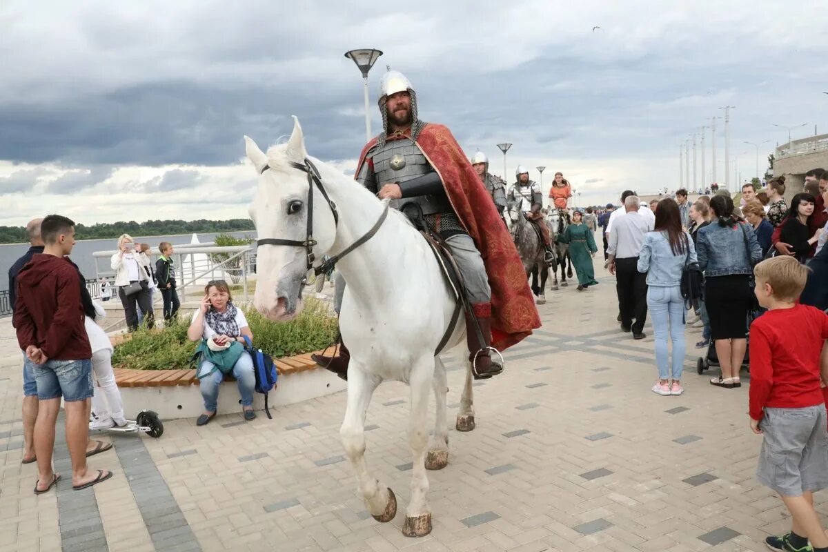 Праздник на набережной. Нижний Новгород праздник. День города Нижний Новгород. Нижний Новгород люди.