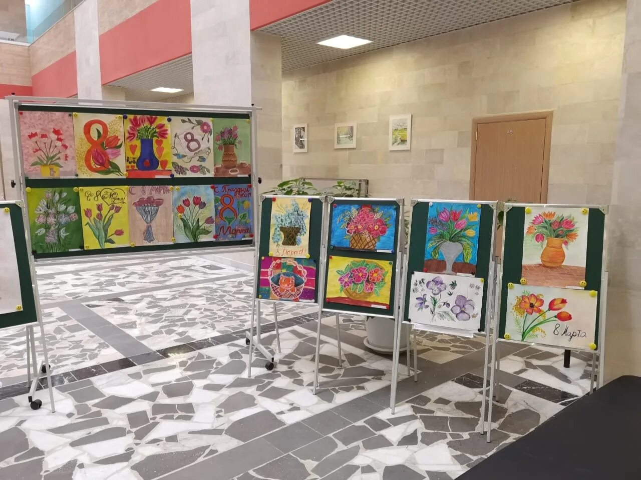 Дши изо кабинет. Выставка работ в школе. Выставка в художественной школе. Выставка детских работ в детском саду. Художественная школа.