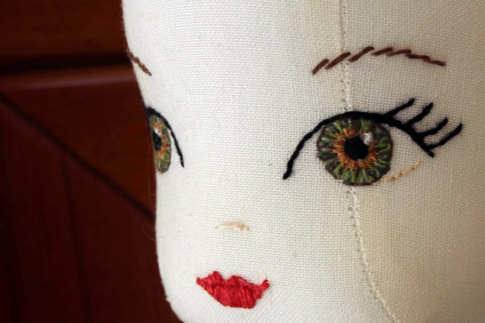 вышивка лица. вышитое лицо. вышитый портрет. вышитое лицо. нарисовать лицо кукле.