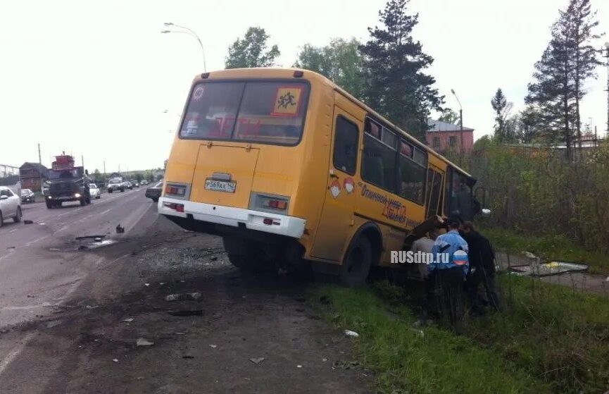 Авария в санчурске на автобусе школьном. Авария со школьным автобусом. Дтп со школьным автобусом. Авария со школьным автобусом. Дтп со школьным автобусом.
