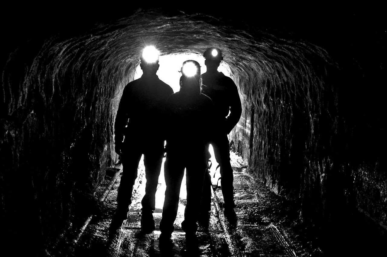 Шахта. Рабочие в шахте. Шахты и шахтеры. Горняк в шахте. Voices miners